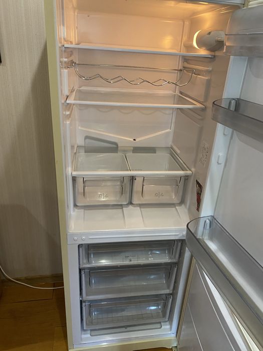 Продам холодильник під ремонт 2000