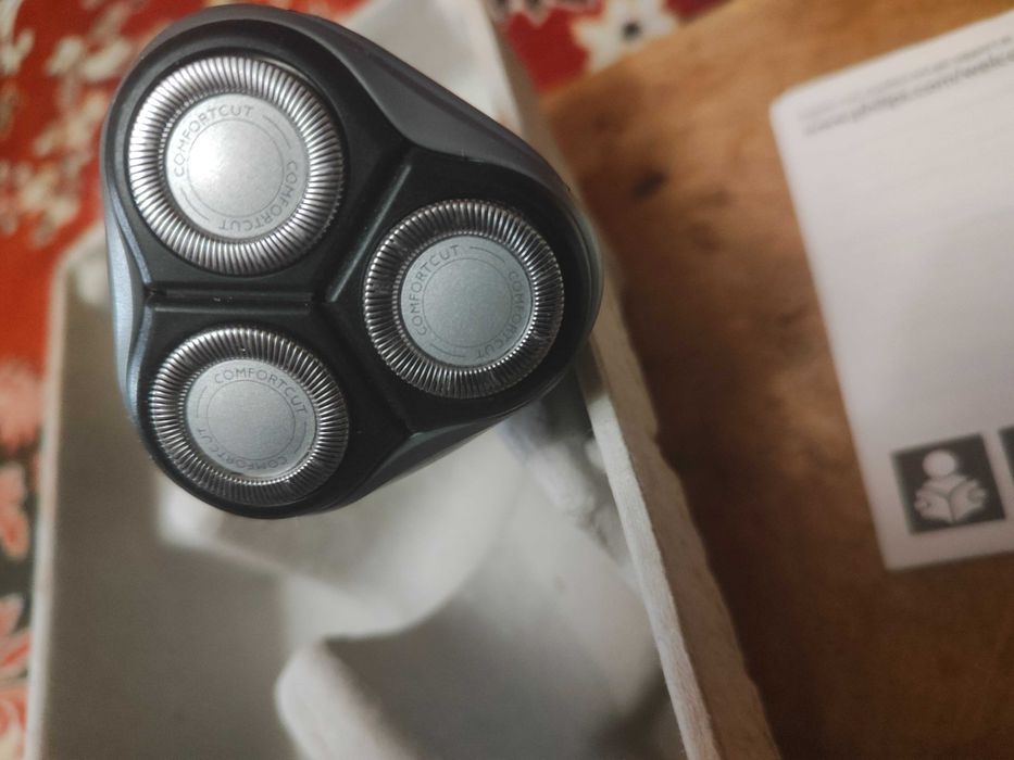 Аккумуляторная бритва Philips PT 727