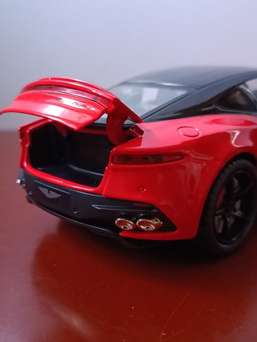 Модель Aston Martin DBS Superleggera 1/24