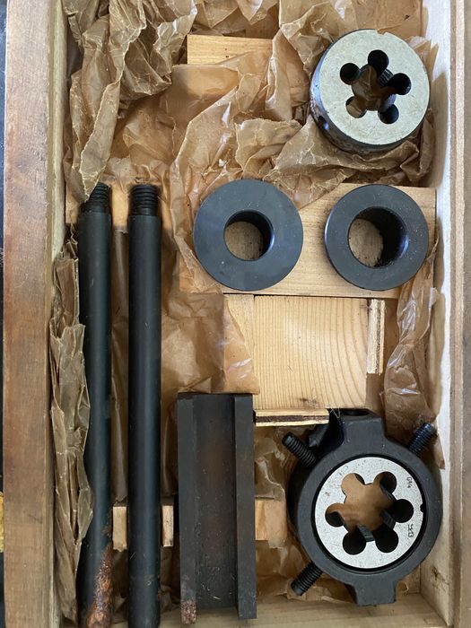 Набор резьбанарезного инструмента