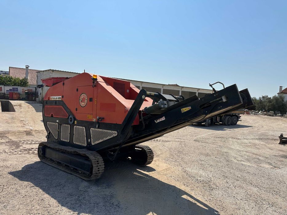 Britadeira Móvel de Lagartas Red Rhino 7000