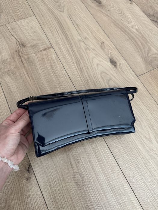 Granatowa lakierowana torebka na ramię lub do ręki sztywna elegancka kopertówka na wesele