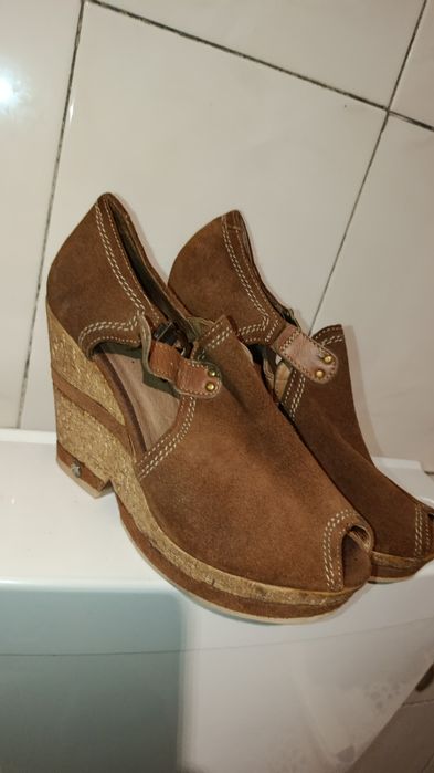 Casacos e calçado de mulher