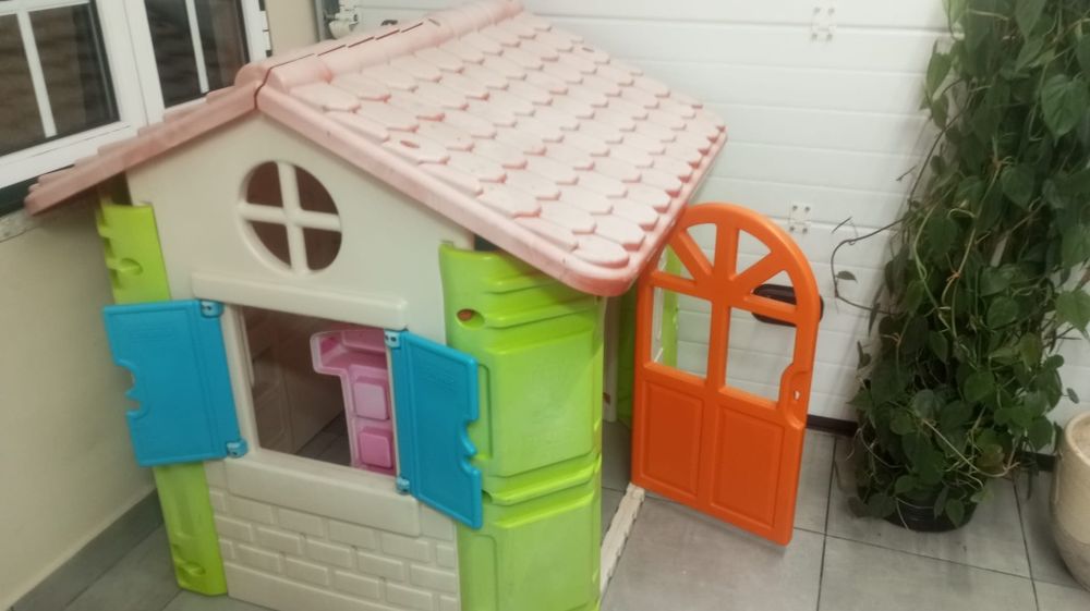 Casa para crianças brincar em muito bom estado.