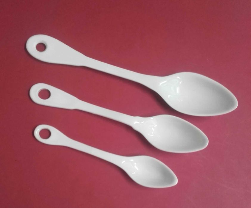 Lote de 3 colheres brancas em Porcelana Apilco.
