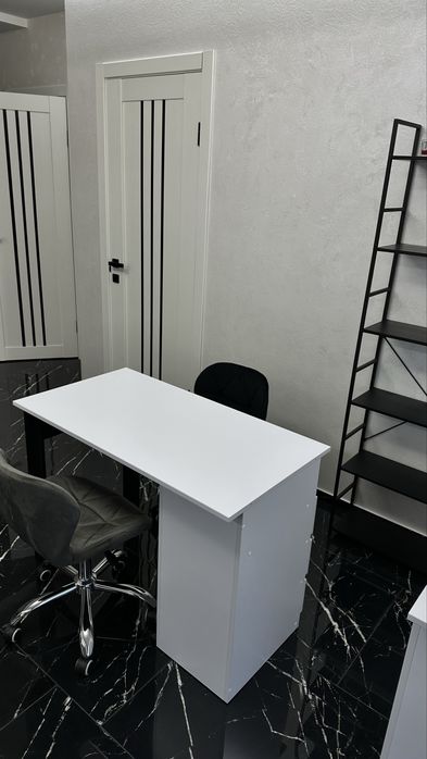 Здається місце для майстра манікюру