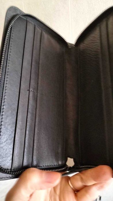 Барсетка з нануральної шкіри, якісна та вмістка.