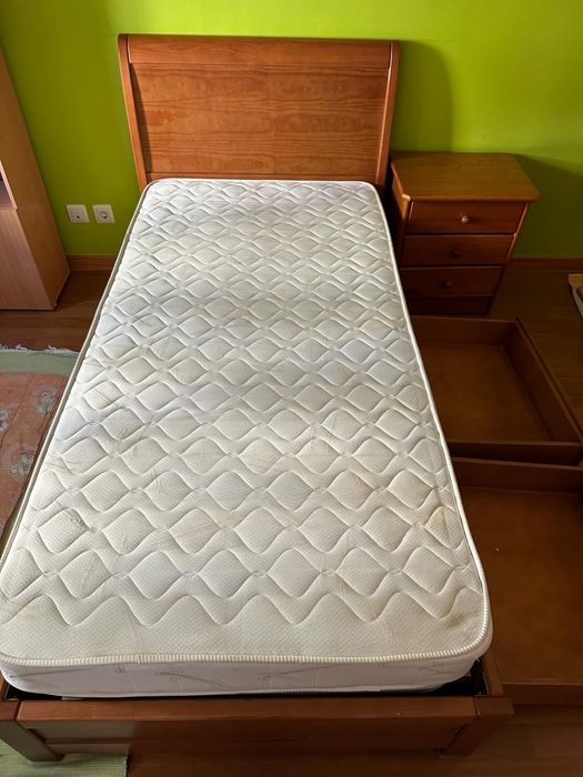 Cama de solteiro em pinho - tudo incluído