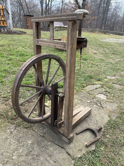 Продам старовинний вестат для ткання, годинник та багато іншого.