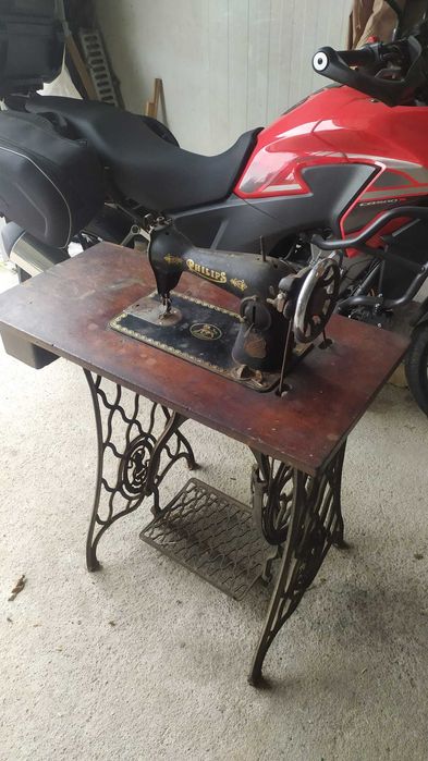 Máquina Costura Phillips e pés Singer Vintage