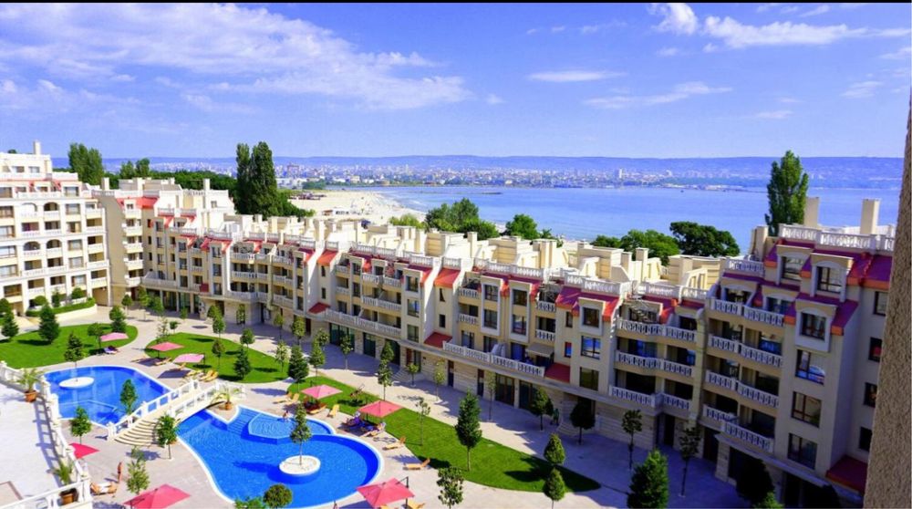 Апартаменты в Варне в комплексе с бассейном первая линия моря