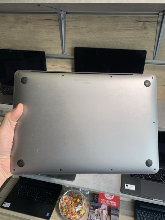 MacBook Air 13’. M1 8/256 аккумулятор 87%
