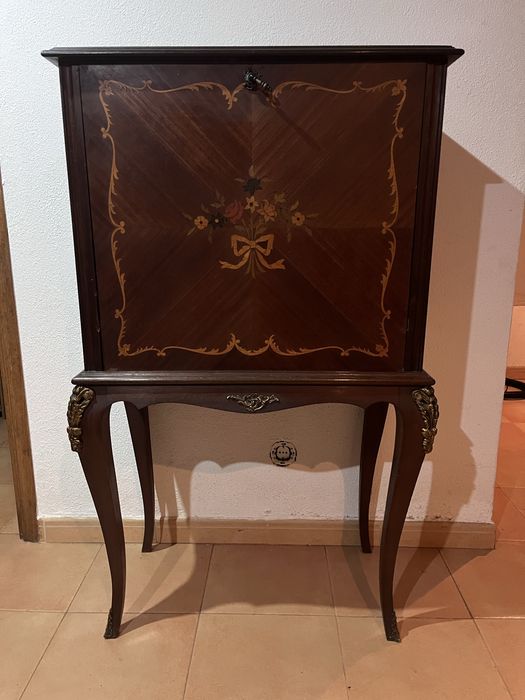 Mini bar antigo com 200 anos