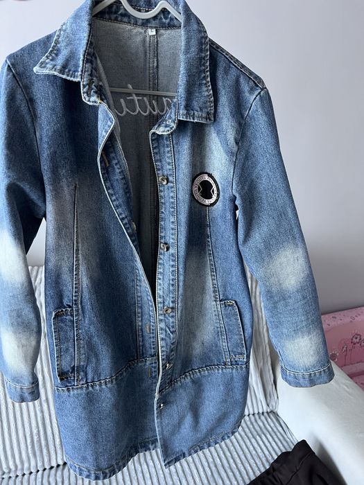 sweter rozpinany dżinsy