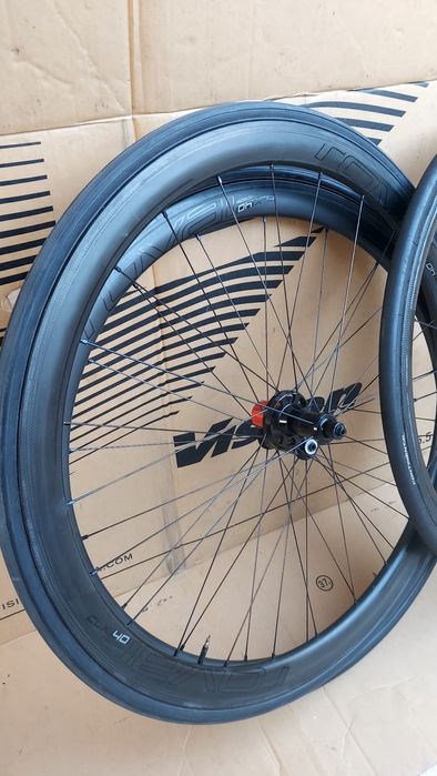 Rodas carbono Roval CLX40 e Zipp 202