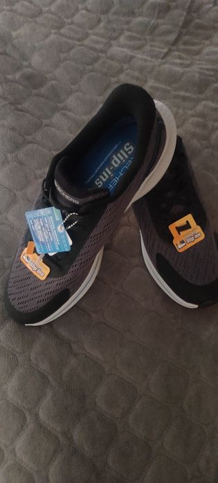 Кросівки , сандалі Skcehers