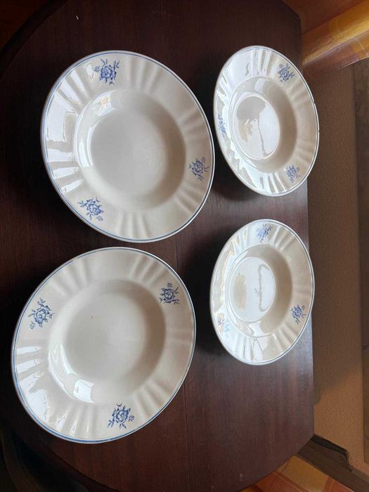 Conjunto Sacavém porcelana canelada com rosas azuis - 8 pratos + travessa oval