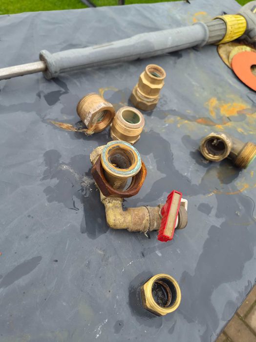 Śrubunki mosiężne z Niemiec Solidne Budowa hydraulika za kilogramy
