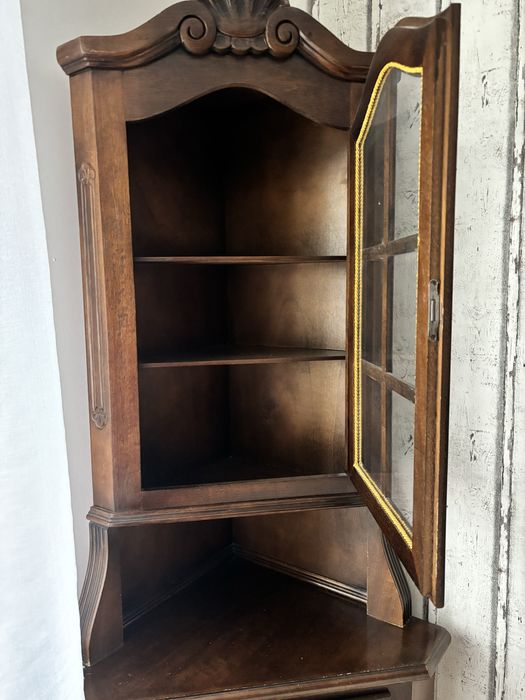 Stylowa narożna witryna