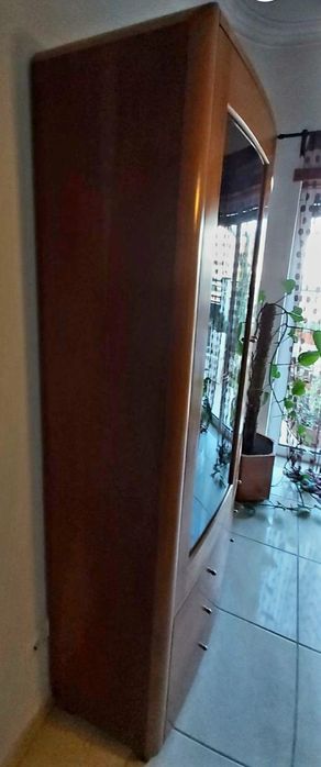 Cristaleira em cerejeira