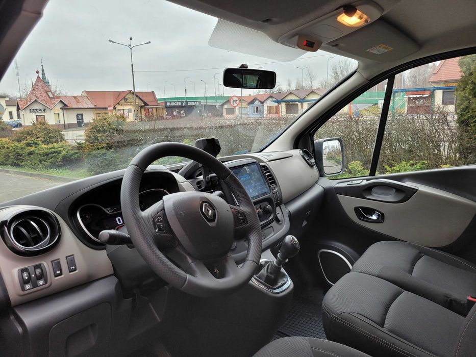 Licencjonowany przewóz osób. Wynajem busa z kierowcą.