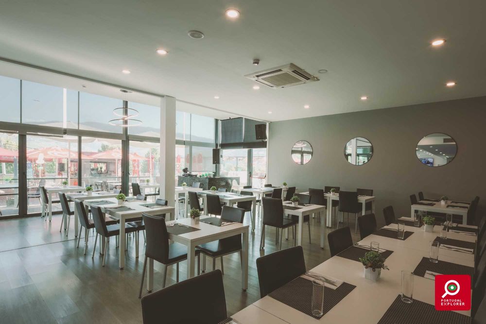 Cadeiras e Mesas de Restauração