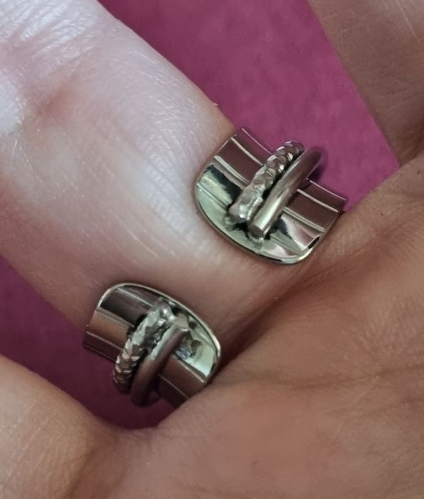 Anel prateado, em aço, muito elegante. Ajustável