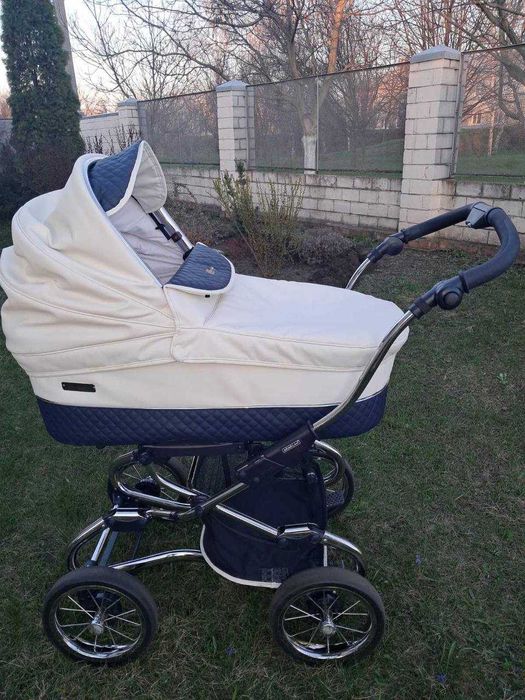 Дитяча коляска 3 в 1 в дуже гарному стані.