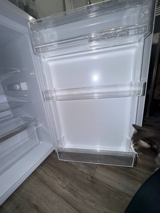 Sprzedam kompaktową i niezawodną lodówkę Electrolux LXB1AE13W0 (biała)