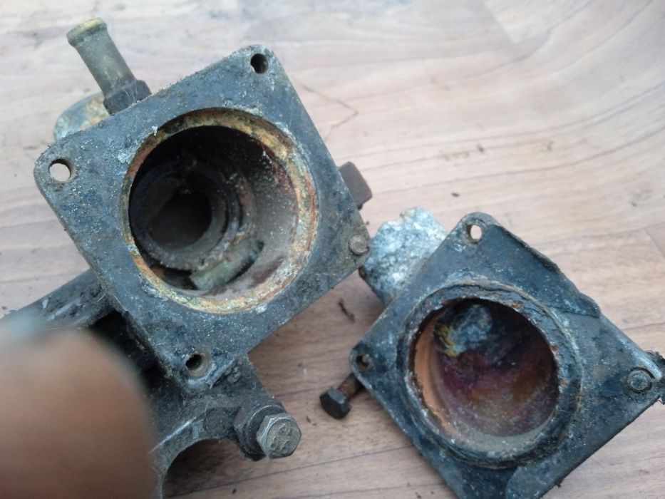 Корпус термостата Опель рекорд, фронтера