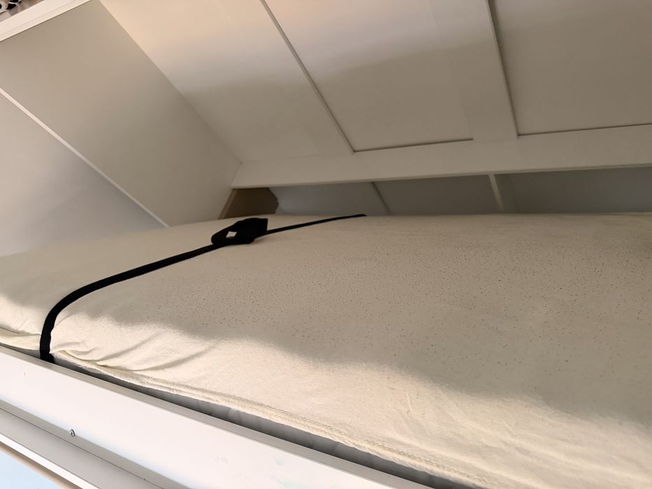 łóżko chowane w szafie 140x200 + materac – prawie nowe