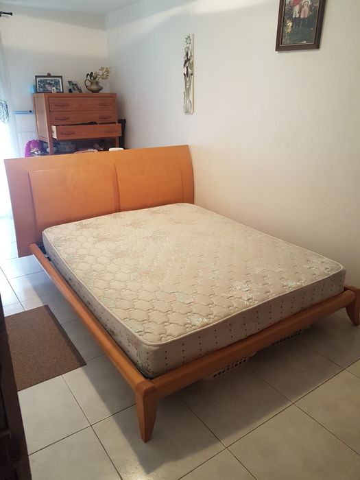 Vende-se cama casal em madeira maciça + colchão
