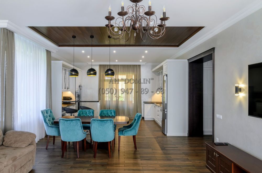 Сучасний будинок біля річки