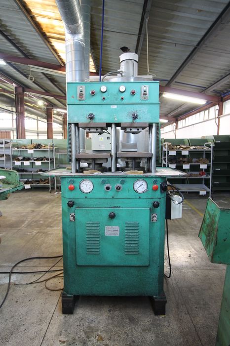 Máquina de prensar solas BARINOTTI para a indústria do calçado
