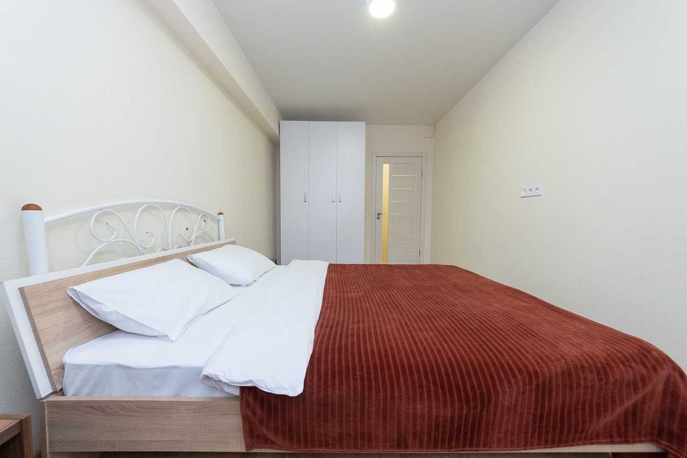 Подобово - простора і комфортна двокімнатна квартира біля метро.