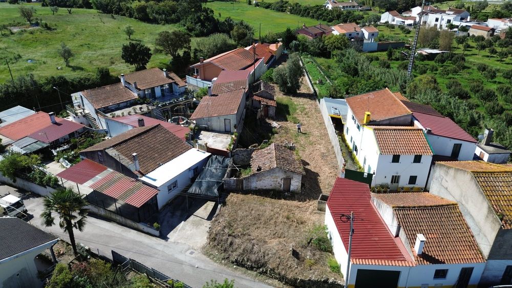 Moradia com terreno no centro da Carapinheira para reconstrução