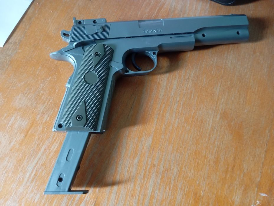 Пистолет на пульках пластиковый