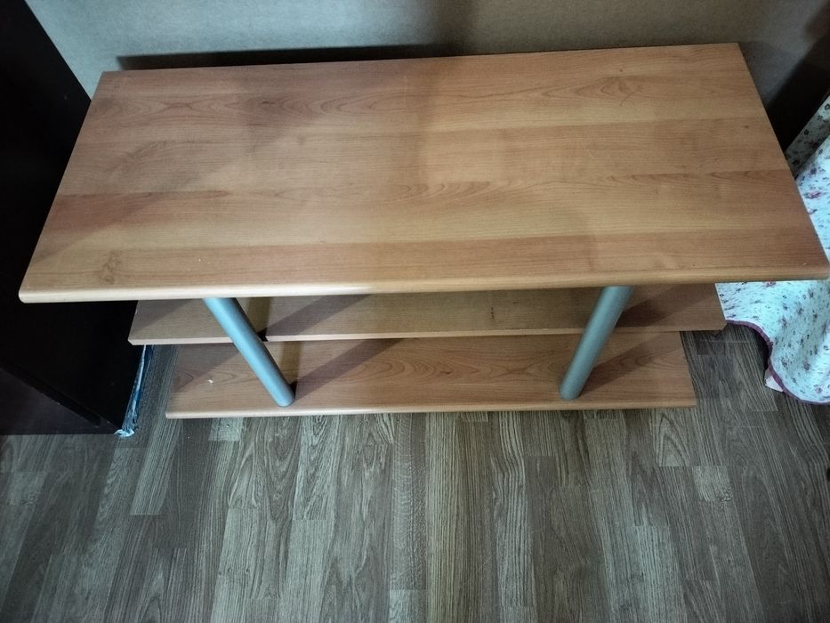 Mesa de televisão com rodas