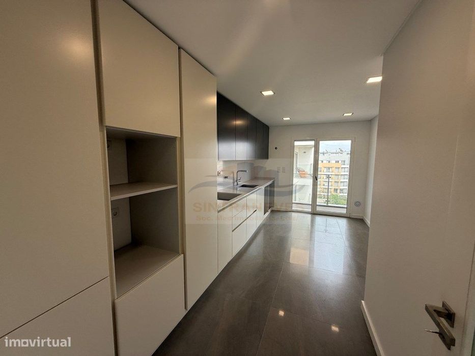 T2 para Arrendamento | 6.º Andar com Garagem | Parede - Cascais