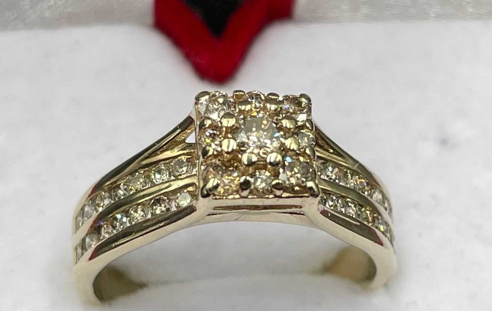 Złoty pierścionek zaręczynowy z koroną w formie kwadratowego klastra diamentów oraz szyną wysadzaną diamentami 9kt (375) 4,54 gram 0,44ct R22