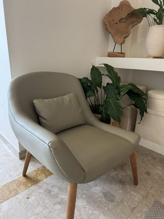 Cadeirão design escandinavo verde soft com pés em madeira natural