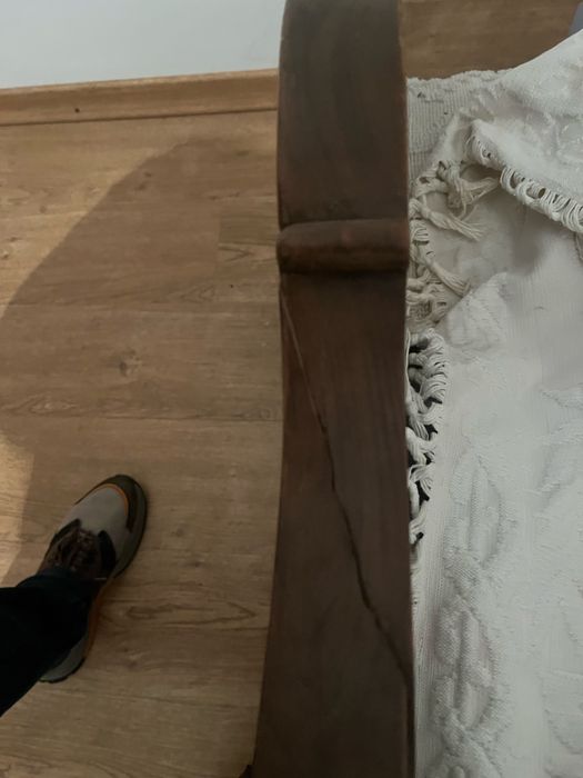 Cama de madeira antiga