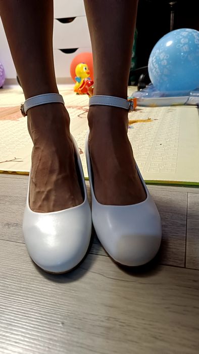 Продам весільні білі туфлі