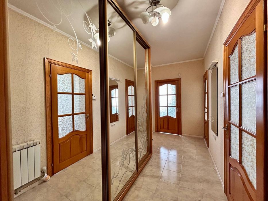 Продам будинок з гаражем і укриттям в центрі Бучі