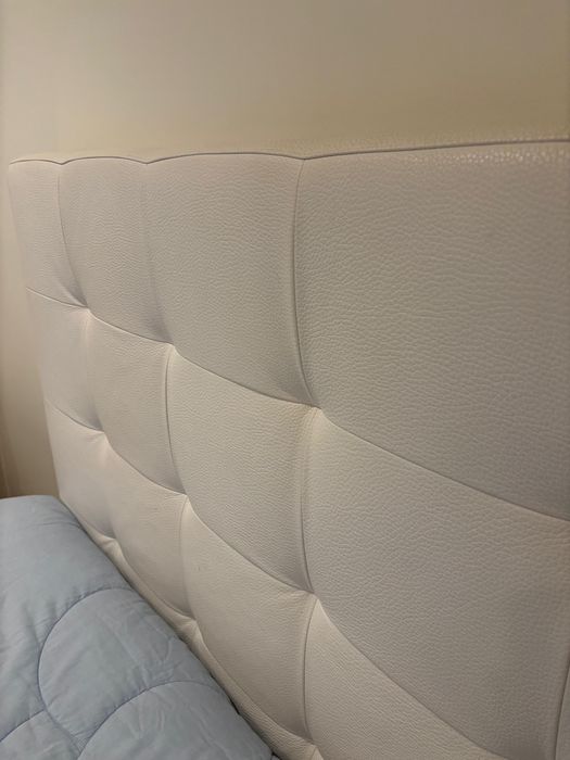 Cama sommlier em pele branca + estrado + colchão