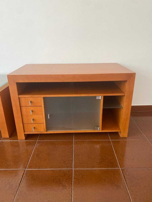Aparador e mesa de sala