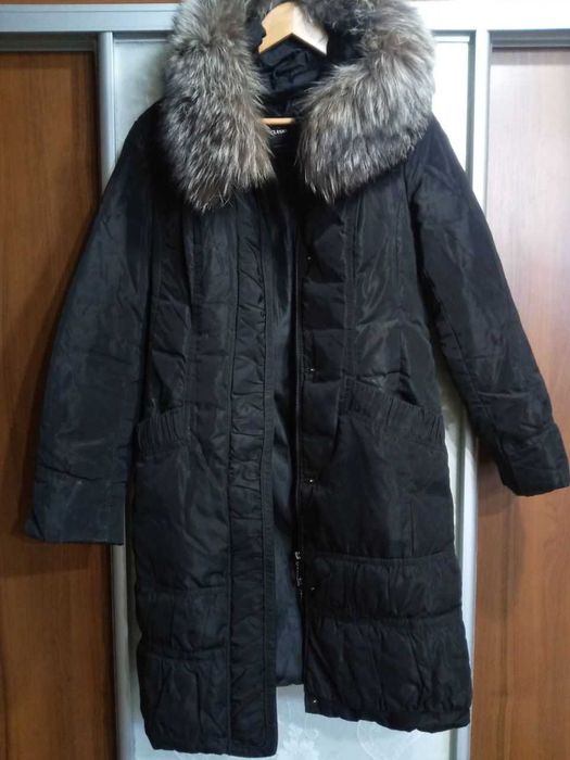 Курточка зимняя с капюшоном.