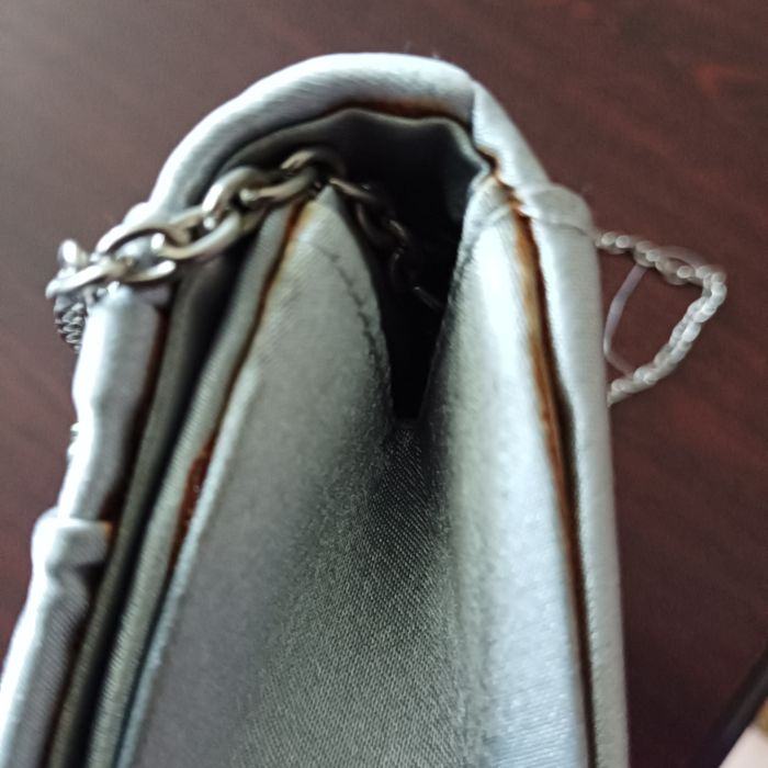 86. Torebka/kopertówka damska na łańcuszku