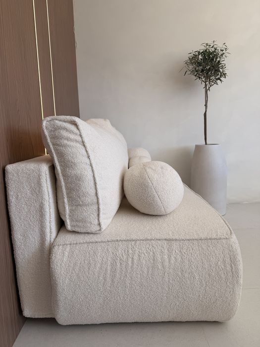 Sofa w IDEALNYM stanie BOUCLE z funkcja spania