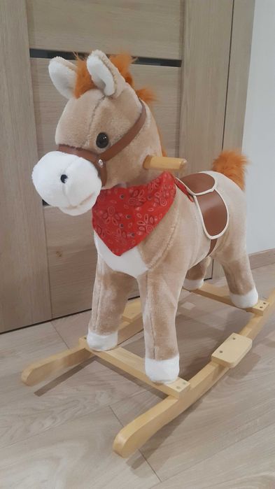 Grający koń na biegunach